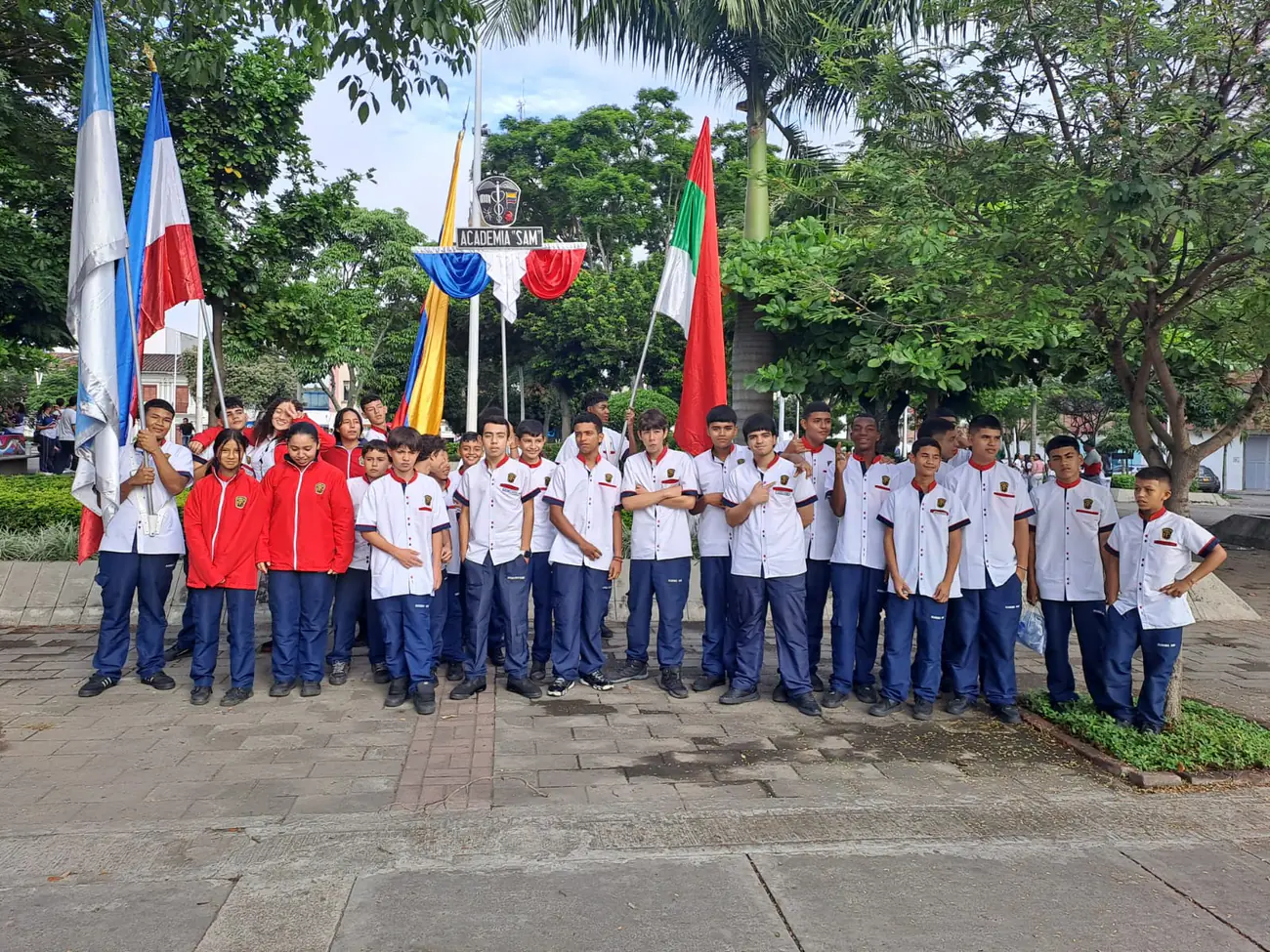 Estudiantes de la Academia SAM en formación con banderas